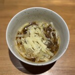 吉田カレー  - 並、甘口、豚小、チーズ、玉ねぎアチャール、年越しぶたじるソバチーズ入り