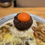 吉田カレー  - 並、甘口、豚小、チーズ、玉ねぎアチャール、年越しぶたじるソバチーズ入り