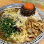 吉田カレー  - 並、甘口、豚小、チーズ、玉ねぎアチャール、年越しぶたじるソバチーズ入り