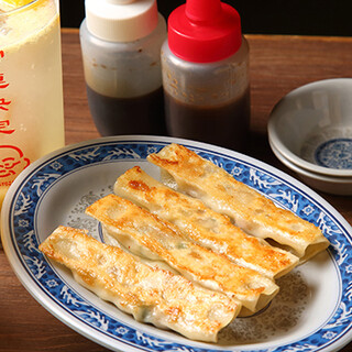 にんにく不使用で楽しむ本場の味。当店名物！鍋貼焼棒餃子