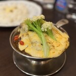 トマト - ビーフタンカレー（チーズ、野菜トッピング）