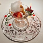 281727085 - アニバーサリーデザート（グラスの裏にチーズケーキとガトーショコラが隠れています）