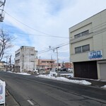 HANAMAKI モダンチャイニーズ 蓮 - 店舗前から駐車場入口を撮影