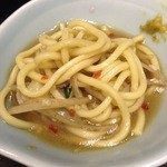 牛もつ鍋 川端 - うま味を吸ってぶわぶわになった麺をすする。そしてスープを流し込め！