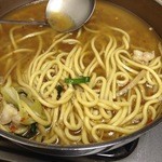 牛もつ鍋 川端 - モツとニンニクのエキスを麺に吸わせます