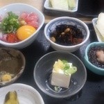 まるけん - 海鮮納豆定食のおかず