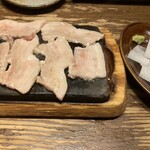 長崎酒家 吉祥寺じげもんとん - 極上「芳寿豚」の溶岩焼き