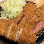 とんかつ 美濃屋 - 手前がロースカツ、真ん中がハムカツ、右奥がメンチカツ、真ん中奥がコロッケ