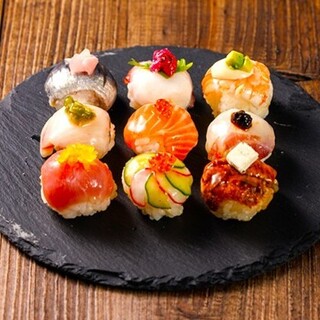 華やかで色とりどりの創作寿しがテーブルに賑わいをもたらします