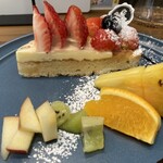 AROMAVITA&BAKE - タルトの厚みは推定1.3センチ位
      付け合わせのりんご、キウイ、オレンジ、パイン。
      果物みんな美味しかったです♡