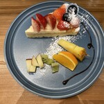 AROMAVITA&BAKE - ドルチェ（苺のタルト）素敵な盛り付け
      こちらもしっかりお皿が冷えていました⭐︎
      チョコレートソースも良きアクセント♪