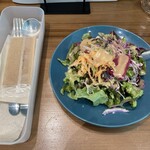AROMAVITA&BAKE - ランチサラダ
      しっかりお皿が冷えていました⭐︎