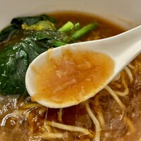 中国飯店 三田店 - 姿煮を作る過程で出てしまうフカヒレの端材を使用したスープそば