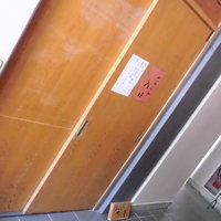 かぶらや - 下に小さな飽きない中の木札がる入り口