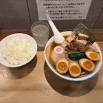 オランダ軒 - "しょうゆチャーシューメン"1,500円に"味玉"120円を2個をトッピング＆"ライス"180円♪