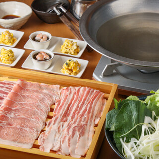 冷凍不使用の豚肉や農場直送の野菜が楽しめる「しゃぶしゃぶ」