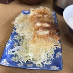 江ちゃんラーメン - 一口餃子は4個♩キャベツ付きです