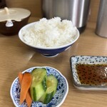 江ちゃんラーメン - 漬物は胡瓜と（苦手な）人参(･_･;
