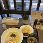 麺屋はる - ぶしつけめんあっさりの煮玉子•チャーシューのせと半チャーハン