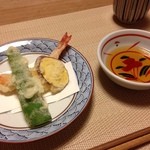 Saino Sai - 油物　車海老と万願寺唐辛子と薩摩芋の天婦羅。お芋からいきましたが、危なく口をヤケドするとこでした。