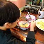 ふくろう - 半チャーハンをガツガツ食べる我が子