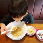 ふくろう - 追いはまぐり中華そばのスープを美味しそうに飲む我が子