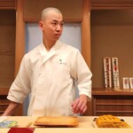 鮨 あらい - 穴子を握る西川くん