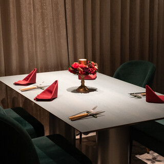 落ち着いた雰囲気が漂う大人の隠れ家空間にて特別なひとときを…