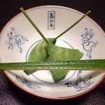 穴子の笹寿司を剥く前