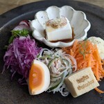 凪晴食堂 - 前菜盛り合わせ、奥の葛豆腐がなんとも言えない美味しさなんですよ