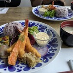 凪晴食堂 - メインのエビフライとほうれん草のたまご焼き。人参のスパイス天ぷらも
