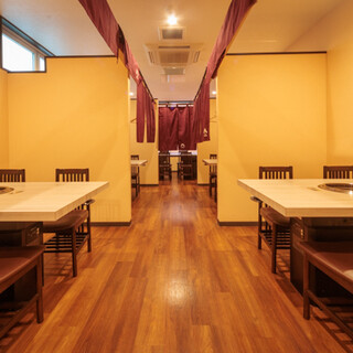 暗めの照明がムードを演出。広々とした清潔感のある焼肉店