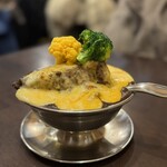 トマト - ビーフタンカレー（チーズ、野菜トッピング）