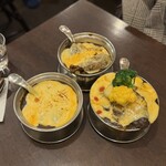 トマト - 和牛ビーフジャワカレー（チーズトッピング）  ビーフタンカレー（チーズ、野菜トッピング）  チキン（大山地鶏骨付）カレー（チーズトッピング）