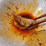 重慶料理 東々包 - 餃子をよだれ鶏の残ったたれに絡ませる！