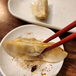 重慶料理 東々包 - 餃子は酢×コショウで食べるのが私風