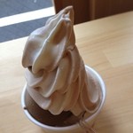ミルクトップ - ソフト＆ダブルアイス

ソフトクリームは紅茶とバニラの
ミックスをチョイス。
ダブルアイスは黒ほうじ茶とラムレーズンを。