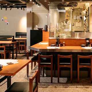 開放的な空間はカジュアルシーンに最適。ビル内でのハシゴ酒も。