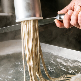 契約農家から仕入れた玄蕎麦を使用。新鮮な蕎麦を存分に味わう