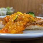 キッチン ブルー グローブ - 横から、デュクレレソースが流れ落ちる