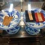 鮒眞 - 隣の売店です