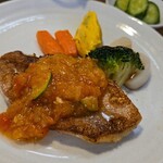 キッチン ブルー グローブ - 反対側から、チリレモン風味テュクレレ(刻み野菜)ソース