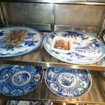 鮒眞 - 左は鰻の骨せんべい　右はピーナッツみそ