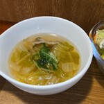 キッチン ブルー グローブ - 白菜スープのアップ