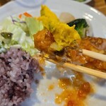 キッチン ブルー グローブ - パンプキンポテサラを添えて