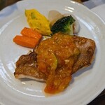 キッチン ブルー グローブ - 赤魚ポワレのアップ