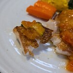 キッチン ブルー グローブ - ポワレをカット、赤い皮の魚です