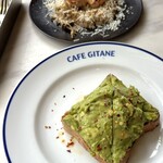 CAFE GITANE - 手前:アボカドトースト(チリフレーク) / 後ろ: 帆立とポルチーニ茸のクリームリゾット