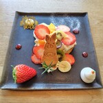 CAFE MANA - 完熟草莓與豐富水果的舒芙蕾蛋糕