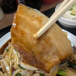 白龍ラーメン - タレをまとう豚バラが神々しい